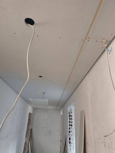 Rigipswände und Deckenverkleidung